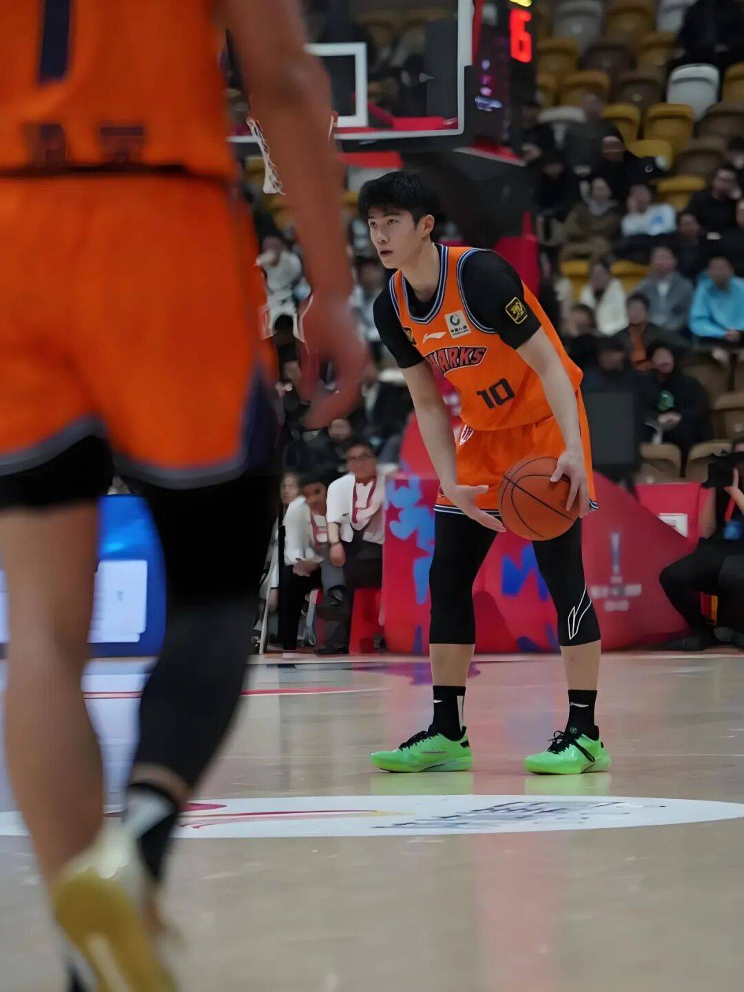 赛前北京首钢调整名单以备NBA总决赛，官宣签约环节打磨，赛场秩序良好，身体对抗强度拉满的简单介绍